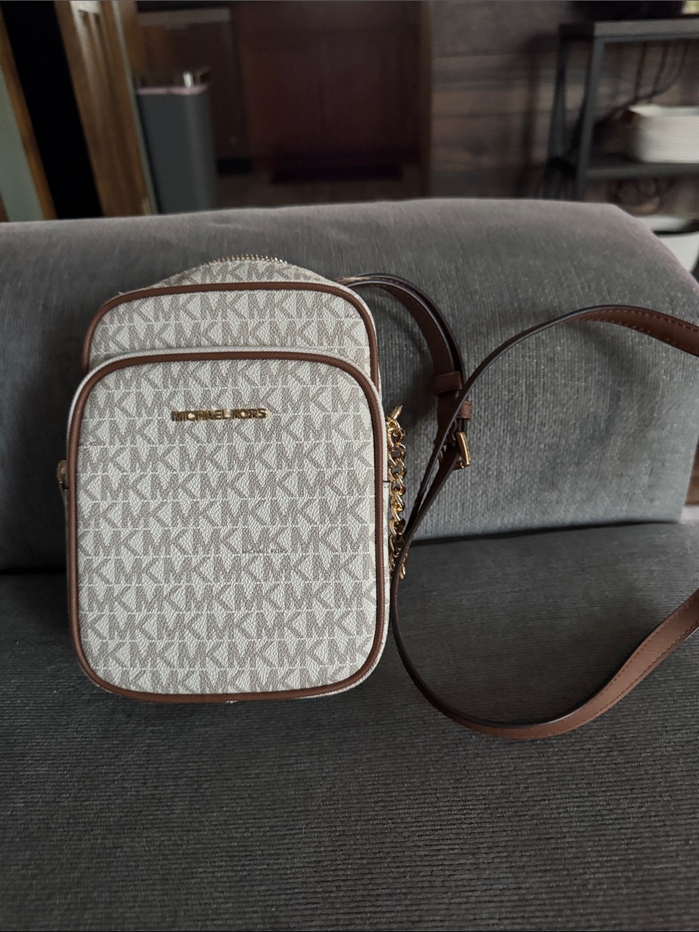 Beautiful Michael Kors Signature Logo Crossbody Bag, brand new with tags! 🤎✨